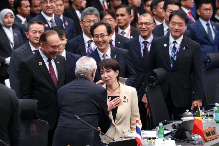 Le nouveau Premier ministre japonais Takaichi fait sa marque à l'ASEAN face aux inquiétudes de la Chine