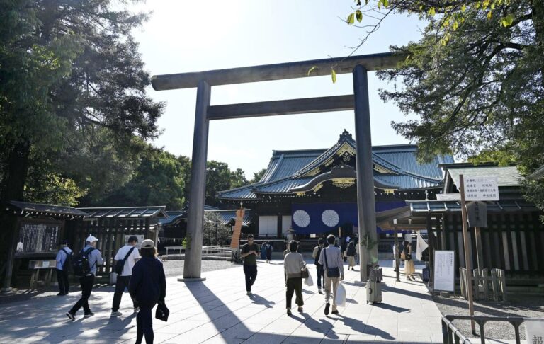 Les ministres japonais ne visitent pas le sanctuaire Yasukuni pendant le rite d'automne