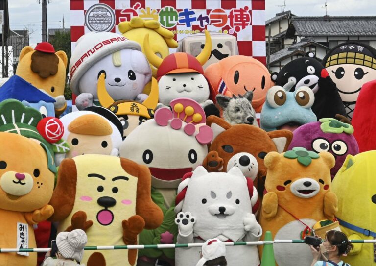 Plus de 100 mascottes se rassemblent dans l'ouest du Japon pour présenter les charmes locaux