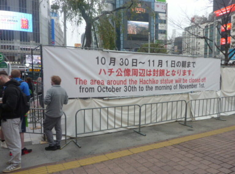 Shibuya et Shinjuku à Tokyo se préparent à accueillir la foule d'Halloween