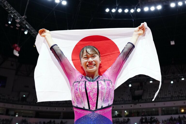 Sugihara remporte l'or au sol et le bronze à la poutre pour les premiers podiums du monde