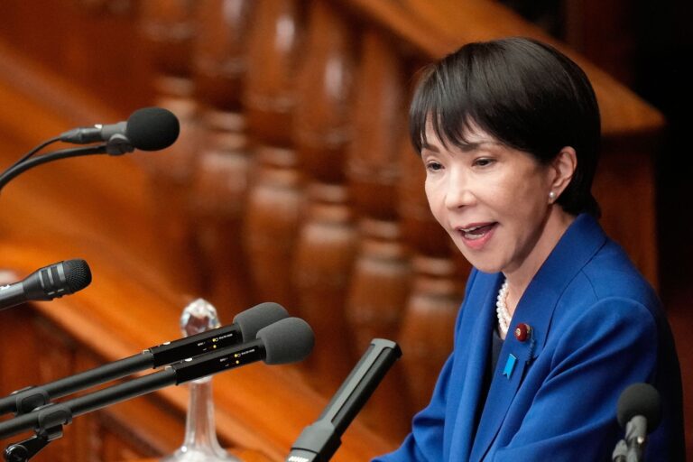 Takaichi fait face à un défi diplomatique avec Trump et la Chine