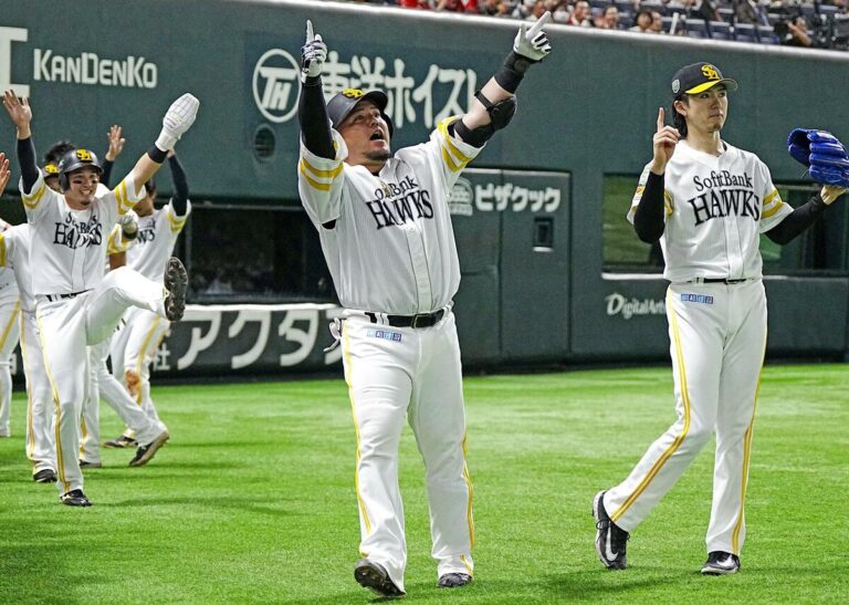 Yamakawa et Shuto jouent alors que les Hawks fouettent les Tigers pour égaliser les Japan Series
