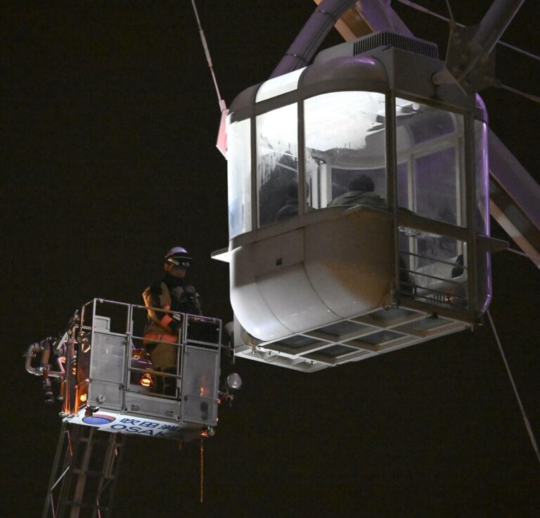 20 personnes sauvées de la grande roue géante d'Osaka après la foudre
