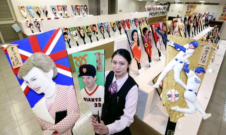 300 Battledores portant des images de journalistes exposés à Tokyo