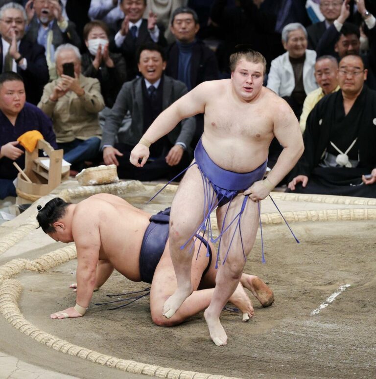 Aonishiki bat Hoshoryu et devient le premier vainqueur du tournoi d'Ukraine