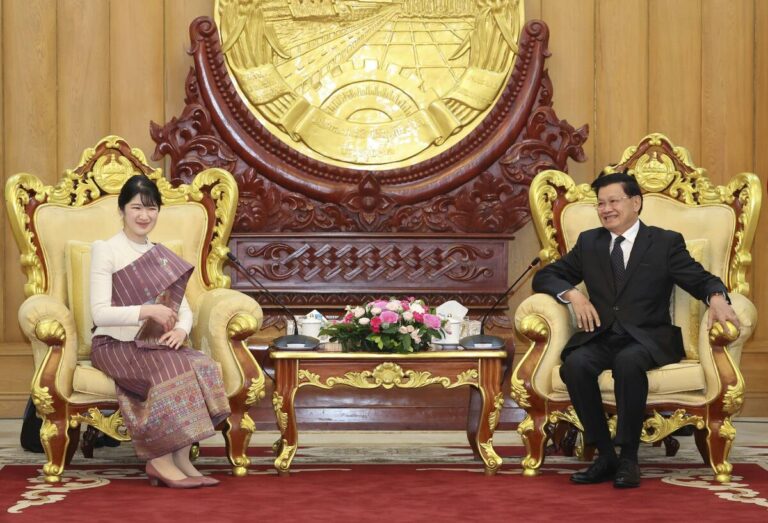 La princesse Aiko rencontre le président laotien lors de sa première visite officielle