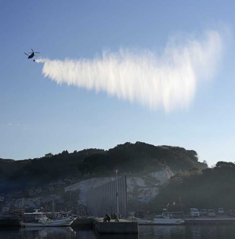 Le gouverneur d'Oita. visant à contenir un incendie massif dans le sud-ouest du Japon d'ici la fin de la journée