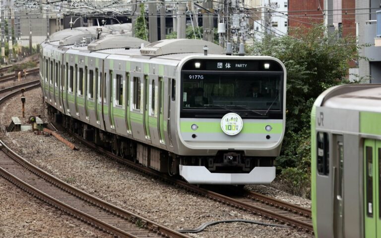 Le train de la ligne en boucle Yamanote de Tokyo fête ses 100 ans d'activité
