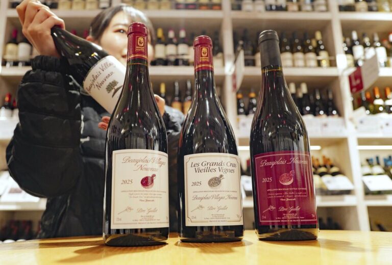 Le vin Beaujolais Nouveau est mis en vente au Japon alors que la demande diminue