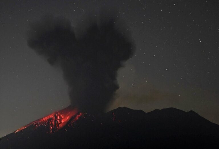 Le volcan Sakurajima entre en éruption dans le sud-ouest du Japon, créant un panache de 4 400 m de haut
