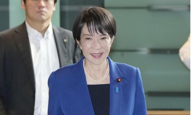 Les commandes augmentent alors que le « Sanae Bag » du Premier ministre japonais devient viral sur les réseaux sociaux