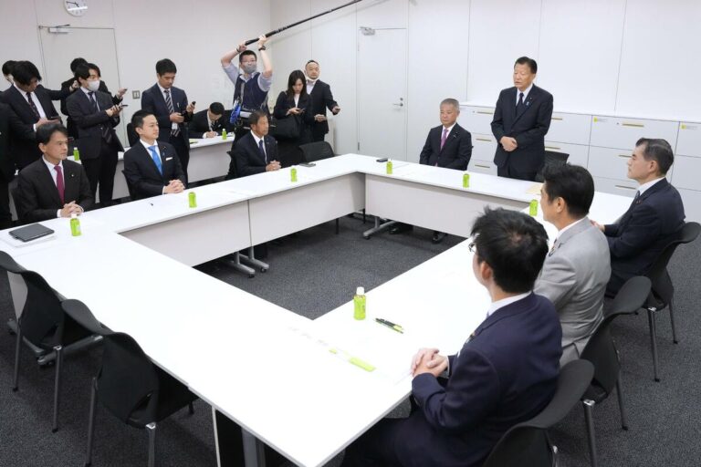 Les partis au pouvoir entament des négociations pour modifier la Constitution japonaise d'après-guerre