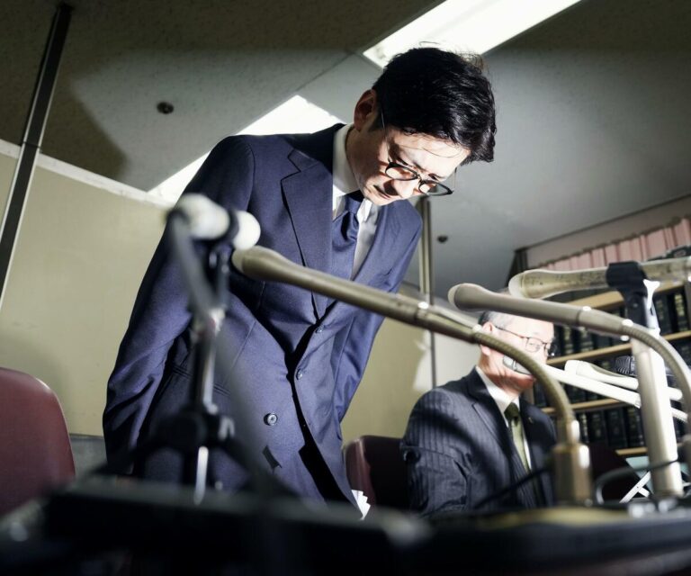 Un ancien membre du groupe pop Tokio s'excuse lors de sa première conférence de presse depuis sa pause