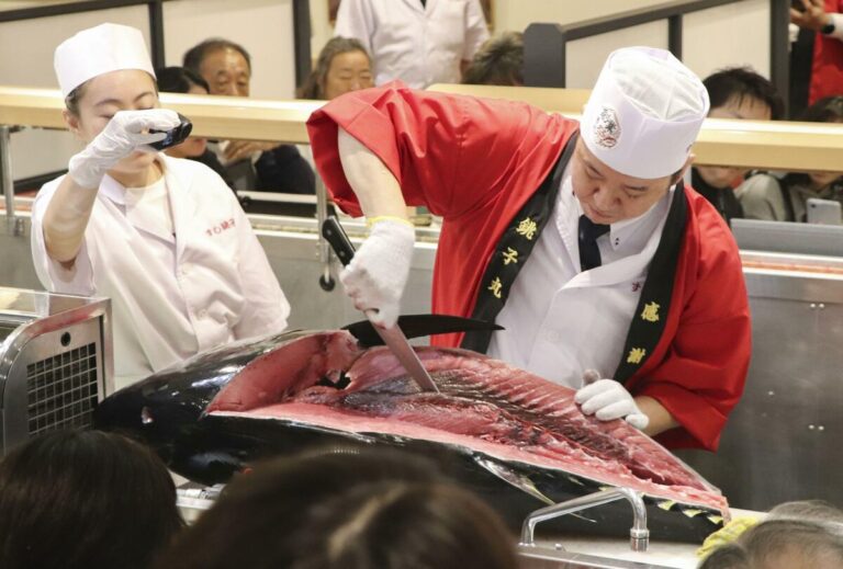 Une chaîne de sushi japonaise établit le record Guinness du plus grand salon de filetage de thon