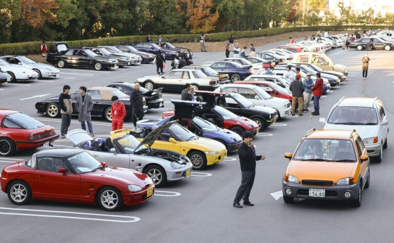 100 voitures japonaises de l'ère Rad des années 1980 et 1990 exposées au musée Toyota