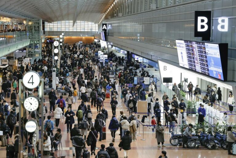 La ruée vers les retrouvailles de fin d'année au Japon culmine avec le début des longues vacances de fin d'année