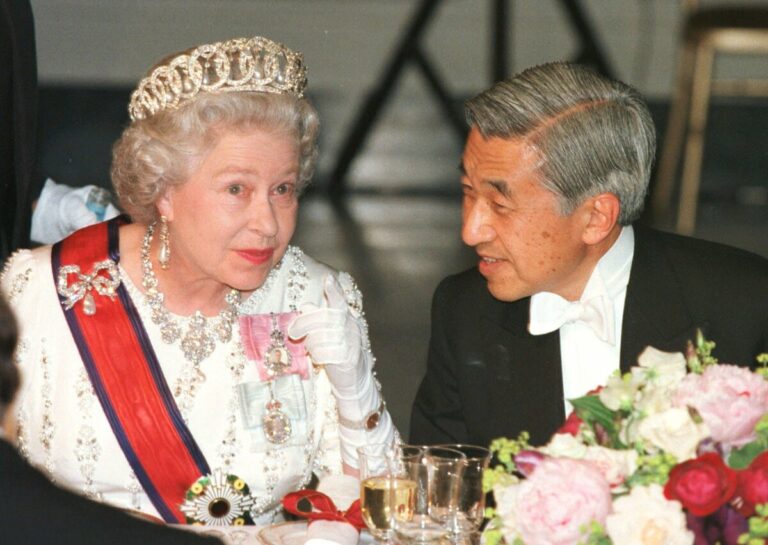 La visite de l'empereur en Grande-Bretagne en 1998 est considérée comme « conciliante » au milieu des manifestations des prisonniers de guerre