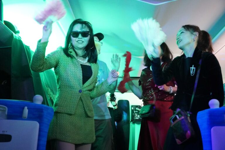 Le train à grande vitesse Shinkansen du Japon se transforme en discothèque animée