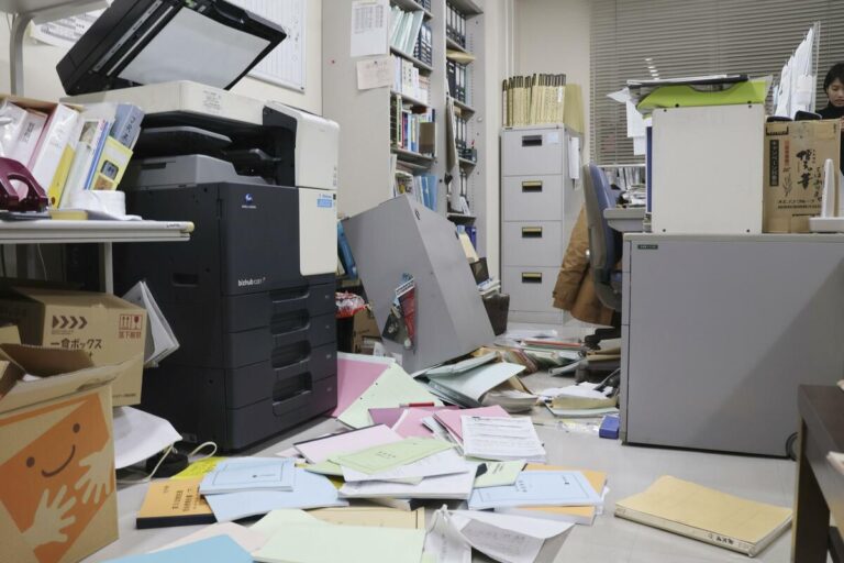 Les experts se prononcent sur un puissant séisme et appellent à la vigilance contre les plus importants