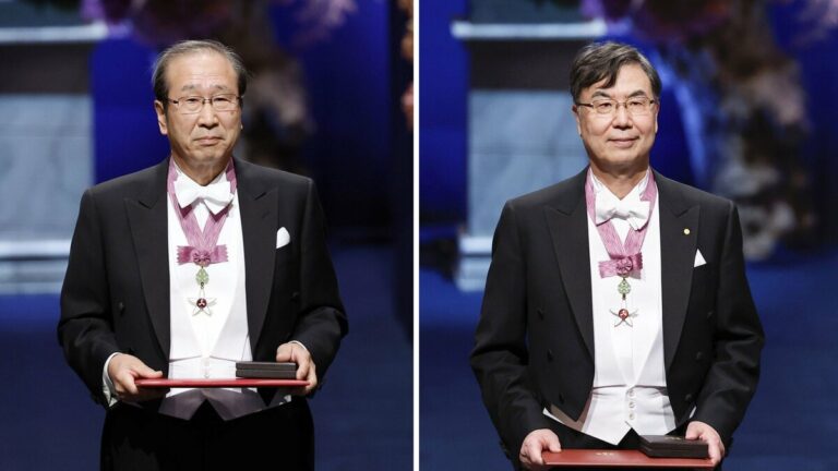 Les scientifiques japonais Sakaguchi et Kitagawa reçoivent le prix Nobel à Stockholm