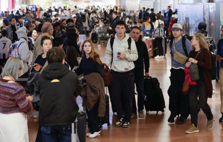 Les visiteurs étrangers au Japon en hausse de 10 % en novembre, la croissance des arrivées chinoises ralentit