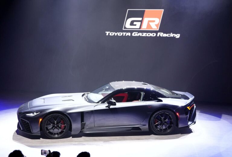 Toyota dévoile la supercar GR GT et des prototypes de voitures de course pour 2027