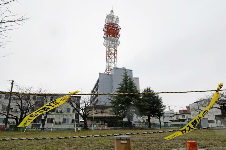 Une tour endommagée dans une ville japonaise frappée par le séisme est jugée à l'abri de l'effondrement pour l'instant