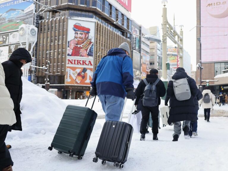 7 000 personnes passent la nuit à l'aéroport d'Hokkaido alors que de fortes chutes de neige interrompent les vols et les trains