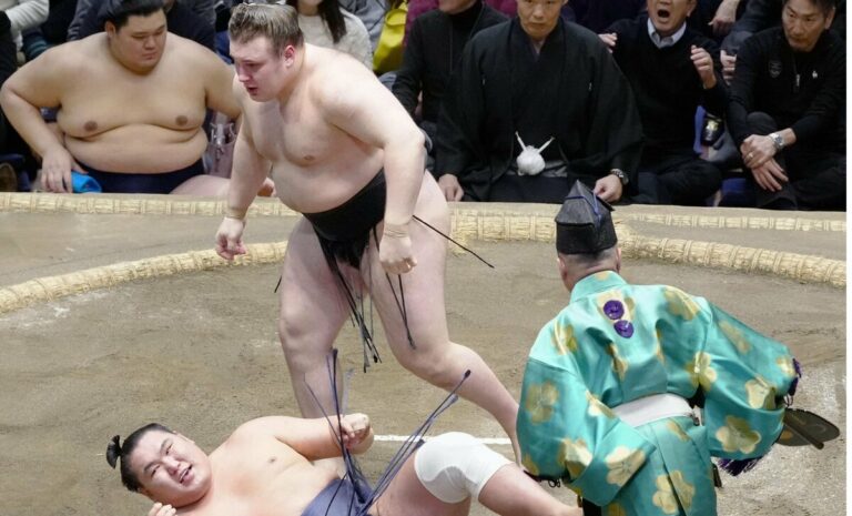 Aonishiki conserve la tête du peloton et prolonge sa séquence contre Hoshoryu entravé