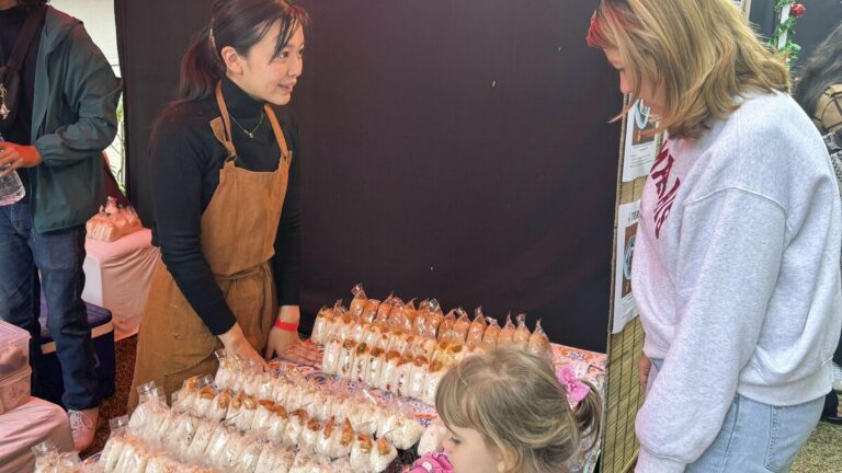 Des Japonaises font la promotion de l'onigiri et du saké dans l'Inde la plus peuplée du monde