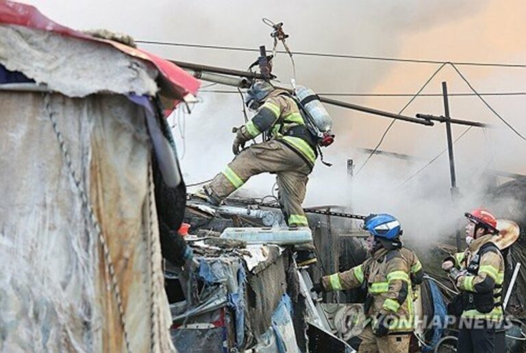 Environ 200 personnes déplacées par un incendie dans une ville pauvre de Séoul ; incendie éteint