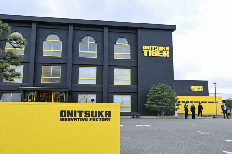 La marque de chaussures Onitsuka Tiger ouvre une usine dédiée avec une boutique de commande personnalisée