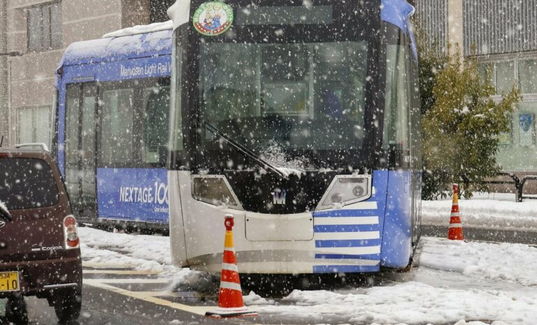 La neige continue sur la côte de la mer du Japon, le public est averti des perturbations de la circulation