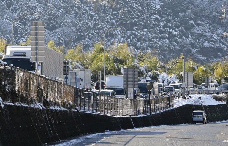 La neige emprisonne les véhicules dans un embouteillage de 23 km sur une autoroute de l'ouest du Japon