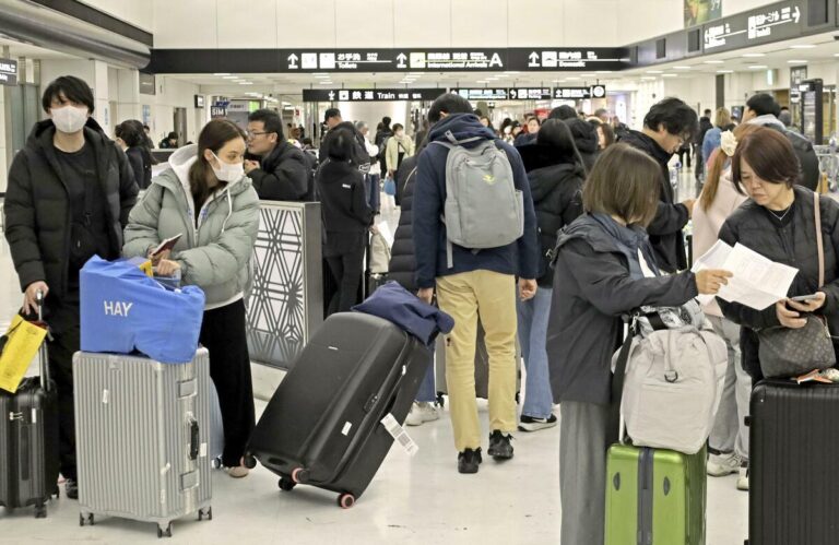 La ruée des voyageurs revenant des vacances du Nouvel An atteint son apogée