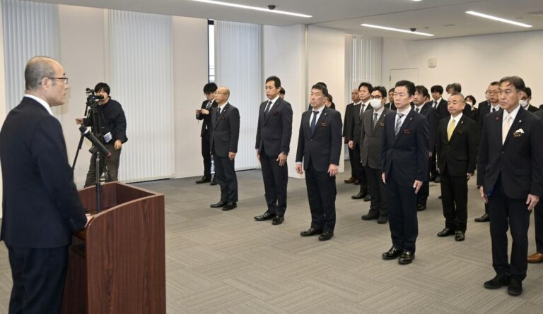 Le Japon entame sa première journée de travail de l'année dans un contexte de défis intérieurs et diplomatiques