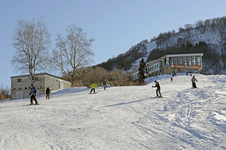 Le nombre de stations de ski au Japon a chuté de 40 % par rapport au pic de 1999 et atteint un niveau record