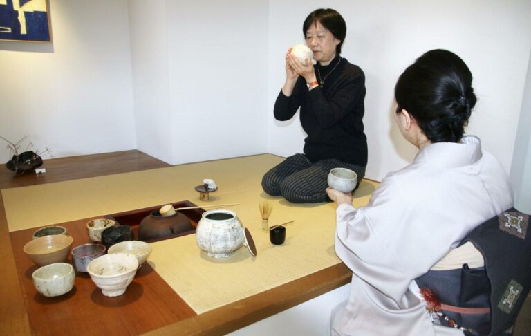 Les cours de cérémonie du thé sont les plus touchés par le boom du matcha alors que les prix montent en flèche en raison de la pénurie