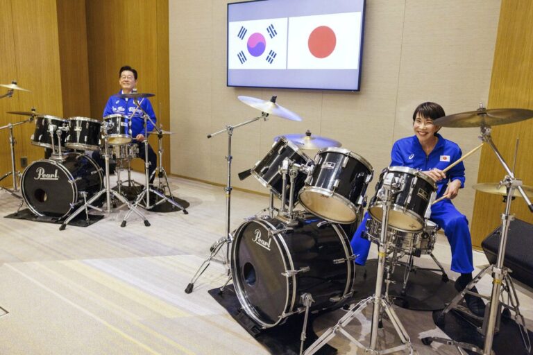 Takaichi, première femme PM du Japon, faucon de la sécurité et batteur de heavy metal