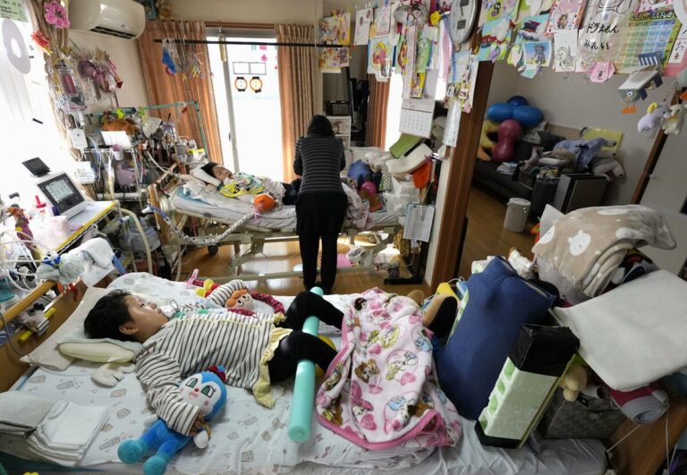 Les familles qui élèvent des enfants soutiennent avec prudence les promesses électorales de réduction d’impôts