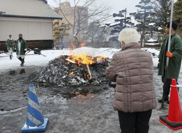 Une femme âgée brûlée alors que ses vêtements prennent feu lors d'un feu de joie du Nouvel An à Hokkaido