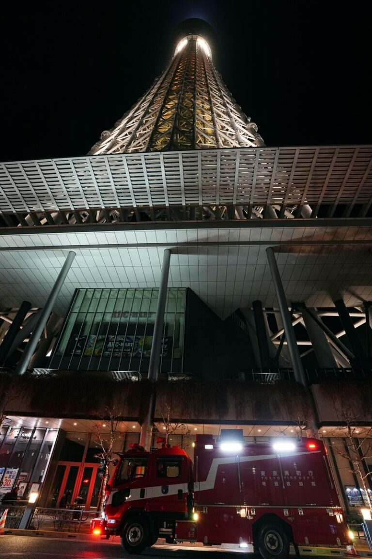 20 personnes coincées dans l'ascenseur de Tokyo Skytree pendant 5 heures, la tour doit fermer lundi, mardi.