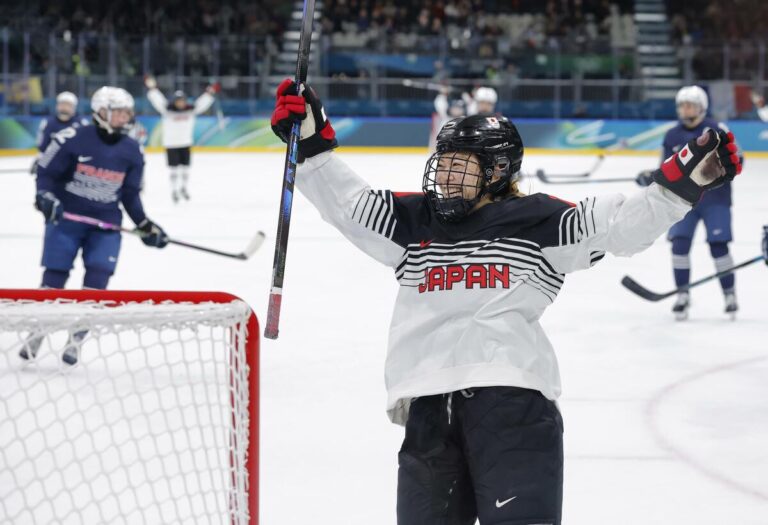 Des buts tardifs donnent au Japon la victoire lors du premier match de hockey sur glace féminin