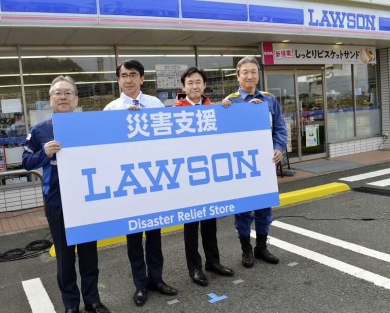 Lawson ouvre le premier magasin de proximité d'assistance en cas de catastrophe avant l'anniversaire du séisme.