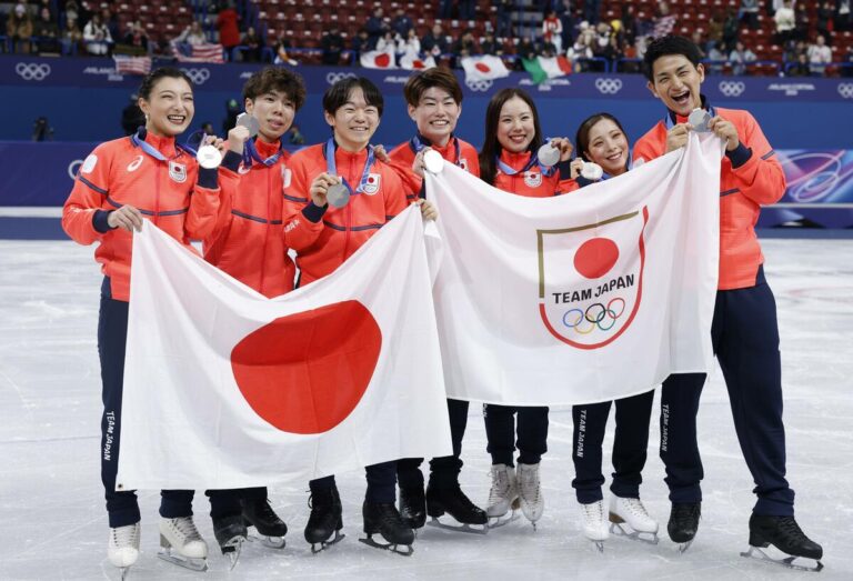 Le Japon remporte l'argent par équipe de patinage artistique, devancé par les États-Unis en finale