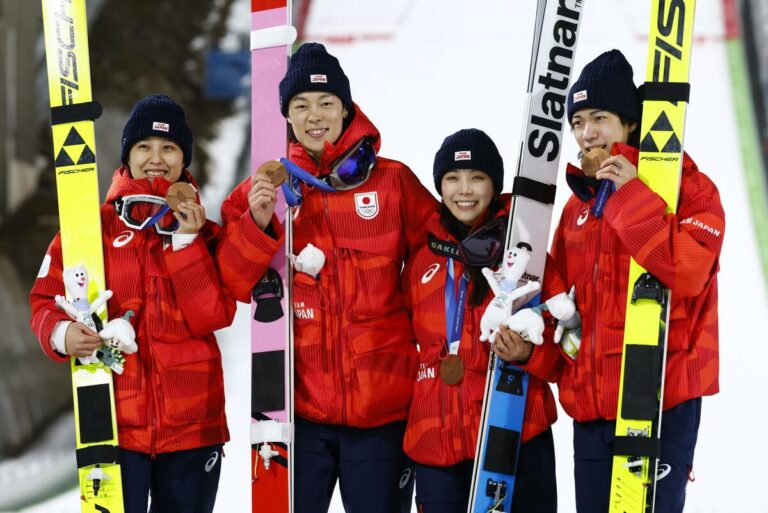 Le Japon remporte la 1ère médaille de saut à ski par équipes mixtes à Milan Cortina