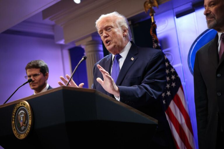 Le nouveau tarif mondial de 10 % de Trump entre en vigueur dans un contexte de confusion croissante