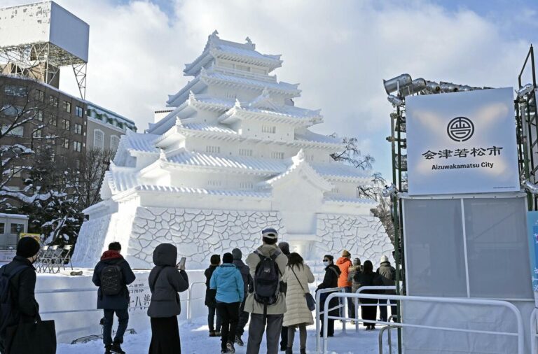 Star Wars et des sculptures de château exposées au Sapporo Snow Festival