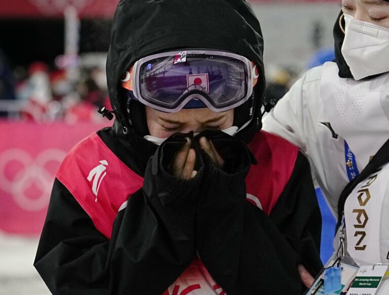 Takanashi n'a pas encore terminé son épreuve de saut à ski par équipes mixtes